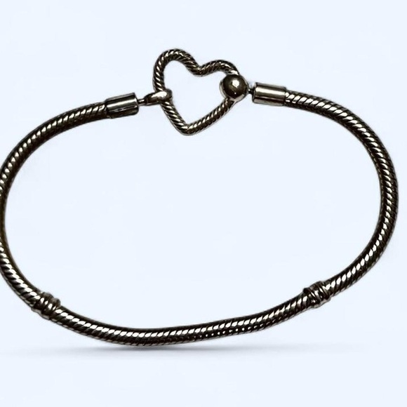 Pandora - Picture 2 of 8